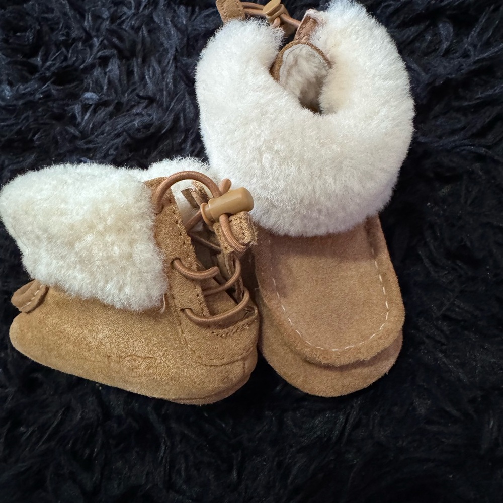 Cozy Tan and Cream Kids Shoes baby Uggs